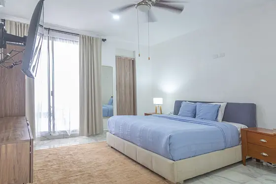 Second bedroom, king bed