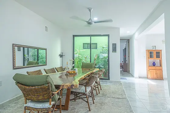 Dining room with garden view